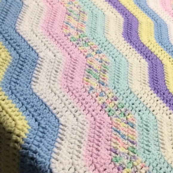 🌸Handmade crocheted baby blanket afghan for crib or stroller. New. - Picture 5 of 8